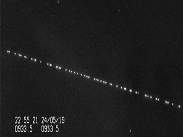 Frame de vdeo capturado pelo astrnomo amador Marco Langbroek mostra o trem de satlites passando sobre Leiden, na Holanda, em 24 de maio de 2019.