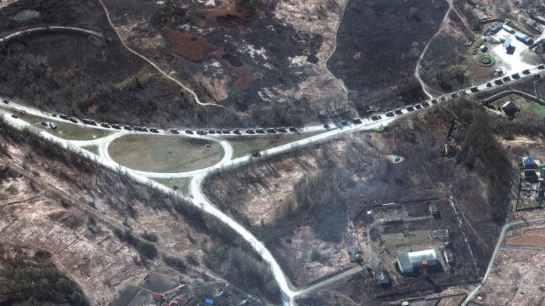 Imagem de satlite registrada em 28 de fevereiro de 2022 mostra parte de comboio militar russo se aproximando da cidade de Kirkyv, na Ucrnia.